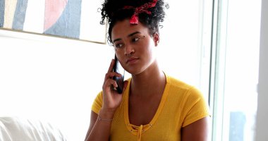 Genç bir kadın arama yapıyor. Milenyum siyahi kızı birini arıyor