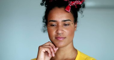 Genç kadının bir fikri var, siyah kızın yaratıcı bir tezahürü var.