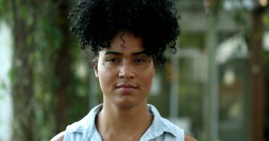 Genç gülümseyen siyah Afrikalı kadın ileri yürüyor