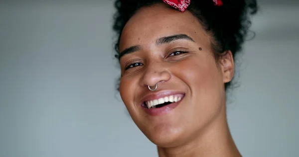 Молода Етнічно Різноманітна Жінка Позує Камеру Посміхаючись — стокове фото
