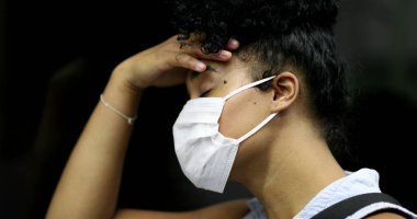 Metro metrosunda yüz maskesi takan siyah bir kız.