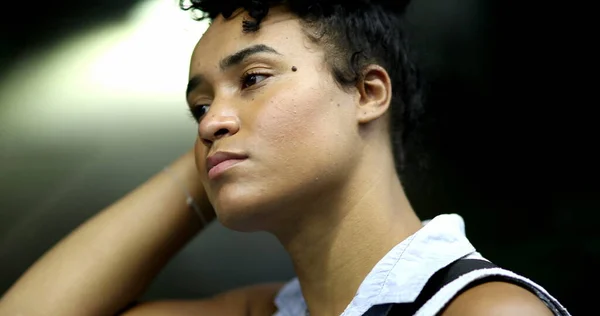 Töprengő Fekete Lány Metrón Nézi Ablakot Átgondolt Afro Amerikai Ingázik — Stock Fotó