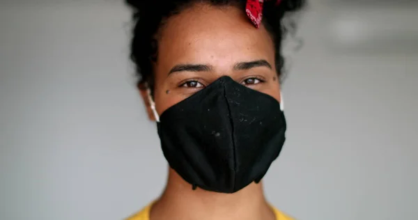 Mujer Joven Raza Mixta Pone Prevención Máscara Facial Contra Brote — Foto de Stock