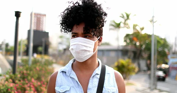 Millennial Jovem Mulher Comutador Preto Andando Vestindo Máscara Prevenção Vírus — Fotografia de Stock