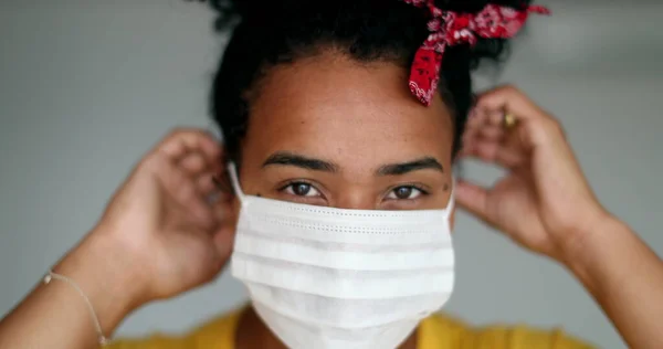 Afroamerikanerin Setzt Covid Gesichtsmaske Gegen Krankheiten Ein — Stockfoto