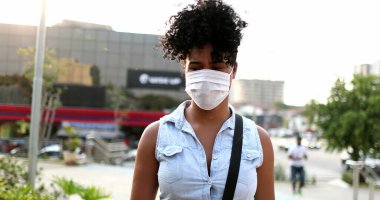 Salgın sırasında işe gidip gelen genç bir kadın