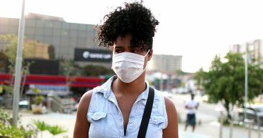 Salgın sırasında işe gidip gelen genç bir kadın