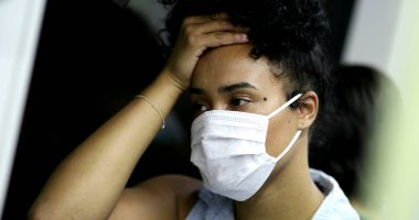 Yorgun siyah kız işe metroyla gidip geliyor.