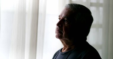 Bunalımlı yaşlı adam düşüncesi. Daha yaşlı düşünceli kişinin profili