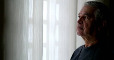 Pencereden bakan düşünceli kıdemli