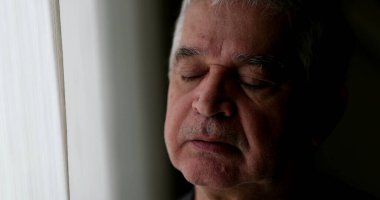 Düşünceli yaşlı bir adam pencerenin kenarında durup düşünüyor. Düşünceli üzgün bunalımlı son sınıf öğrencisi.