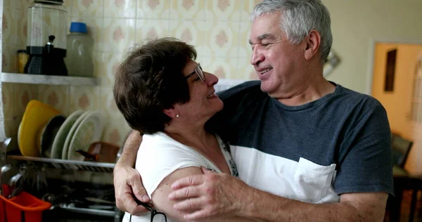 Amar Cuidar Casado Mais Velho Relacionamento Casal Marido Beijando Esposa — Fotografia de Stock