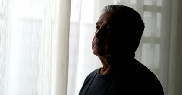 Yalnız Orta Yaşlı Bir Adam Tek Başına Duruyor — Stok fotoğraf