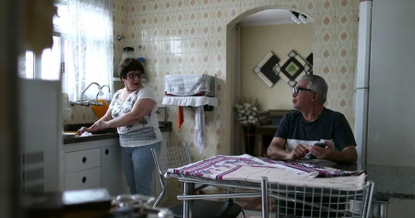 Marido Chamando Esposa Para Verificar Tela Celular Casal Sénior Cozinha — Fotografia de Stock