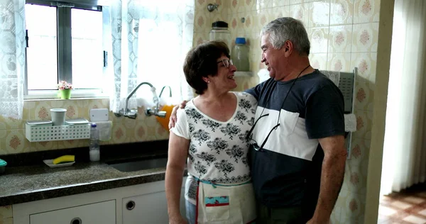 Feliz Casal Abraço Marido Mais Velho Abraçando Esposa Casa Cozinha — Fotografia de Stock