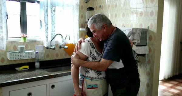 Gelukkig Getrouwd Paar Omarmen Ouder Man Knuffelen Vrouw Thuis Keuken — Stockfoto