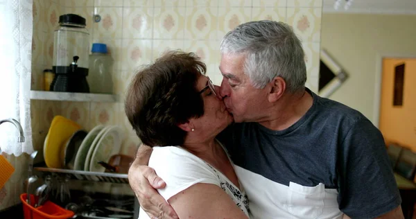 Feliz Esposa Mais Velha Marido Abraçando Uns Aos Outros — Fotografia de Stock