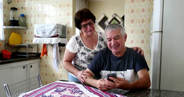 Gelukkig Getrouwd Ouder Paar Liefde Zorg Omarmen — Stockfoto