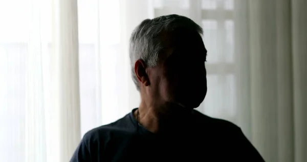 Evdeki Gölgelerde Depresif Yaşlı Kişi Yaşlı Emekli Adam Evde Dikiliyor — Stok fotoğraf