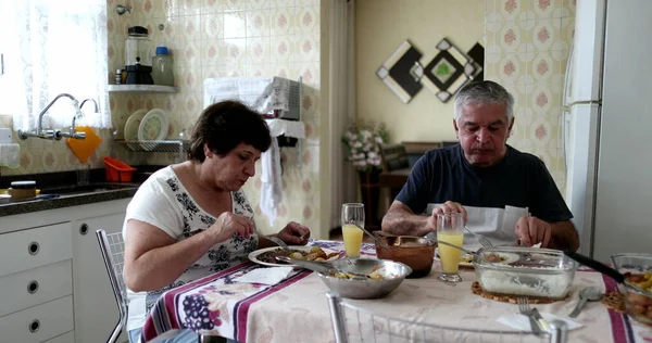 Mayores Casuales Comiendo Comida Almuerzo Casa Cocina — Foto de Stock