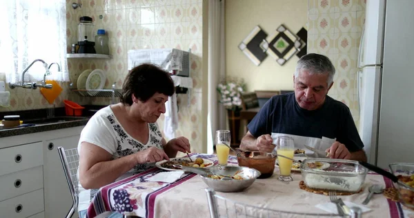 Випадкові Літні Люди Їдять Обід Домашній Кухні — стокове фото