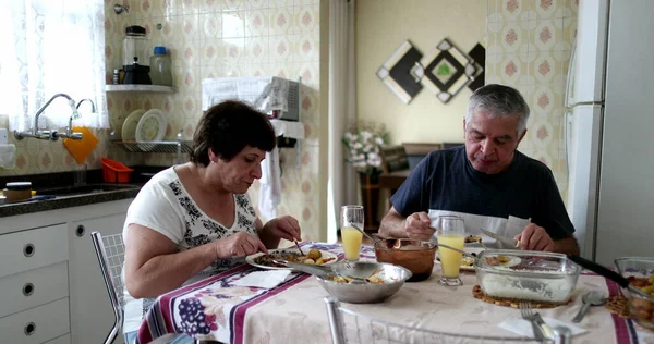 Aînés Occasionnels Manger Déjeuner Maison Cuisine — Photo