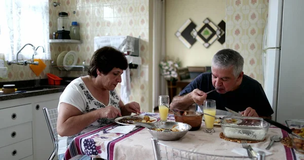 Випадкові Літні Люди Їдять Обід Домашній Кухні — стокове фото