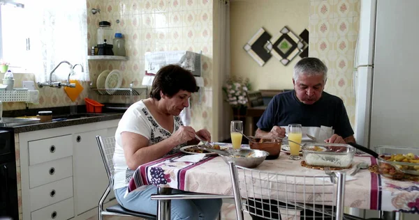 Mayores Casuales Comiendo Comida Almuerzo Casa Cocina — Foto de Stock