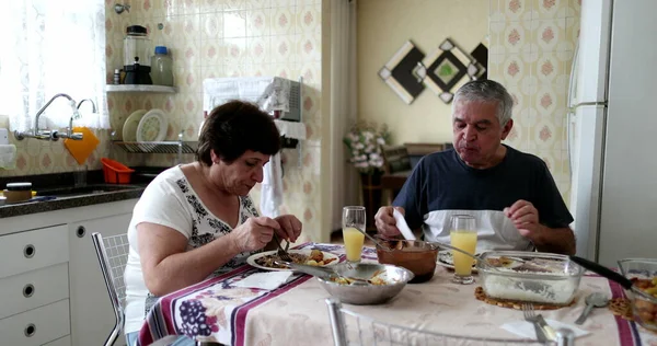 Idosos Casuais Comendo Refeição Almoço Casa Cozinha — Fotografia de Stock