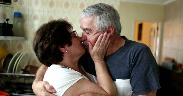 Casual Older Couple Showing Love Affection Senior Wife Kissing Husband — Stock Photo, Image