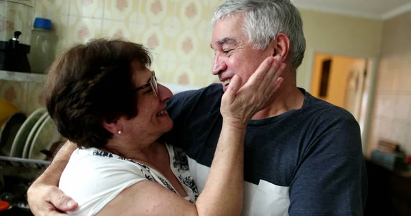 Casal Mais Velho Casual Mostrando Amor Carinho Senior Esposa Beijando — Fotografia de Stock