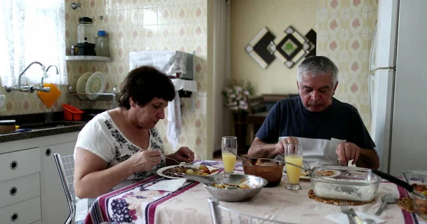 Seniorzy Jedzący Domu Kuchni — Zdjęcie stockowe