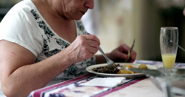 Mulher Sênior Almoçando Pessoa Idosa Casual Cozinha Comendo Refeição — Fotografia de Stock