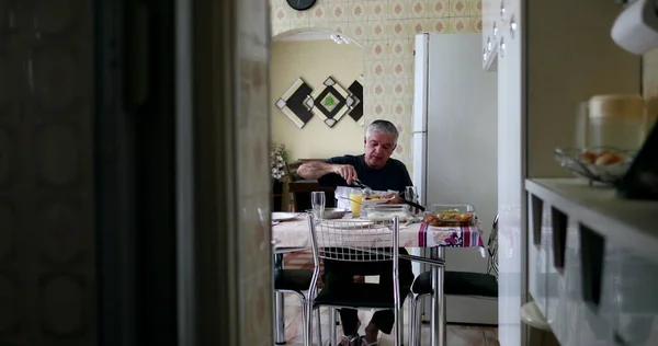 Senior Sentado Casa Almorzando Persona Mayor Sirviendo Comida — Foto de Stock