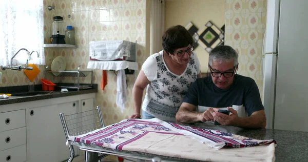 Pareja Mayor Casada Cocina Marido Mayor Esposa Vida Doméstica — Foto de Stock