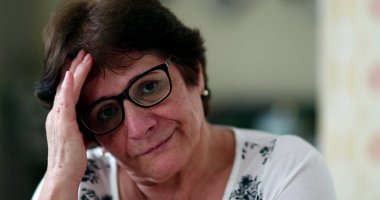 Kafası meşgul yaşlı kadın yakın plan çekimde. 60 'lı yaşlarda endişeli yaşlı bir kadın.