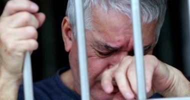 Hapisteki yaşlı adam ağlıyor. Son sınıf öğrencisi acı çekiyor.