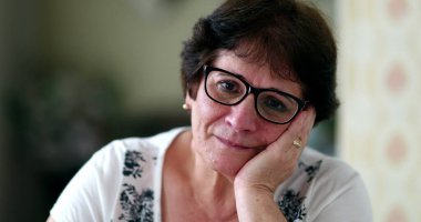 Kafası meşgul yaşlı kadın yakın plan çekimde. 60 'lı yaşlarda endişeli yaşlı bir kadın.