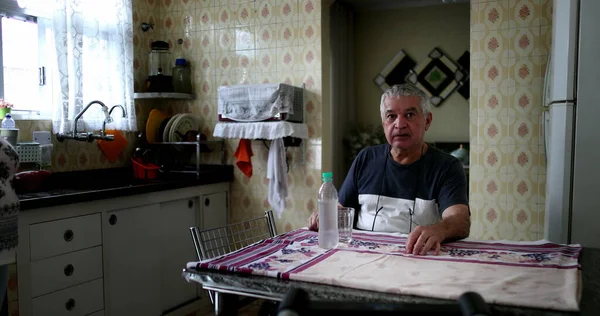 Старший Чоловік Сидить Кухонним Столом Сам — стокове фото