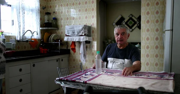 Senior Man Zit Aan Keukentafel Alleen — Stockfoto