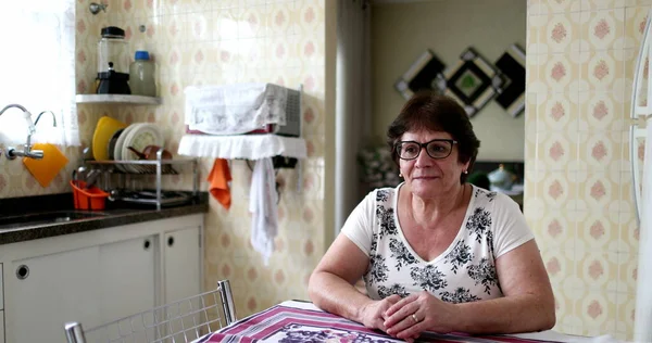 Pensive Mulher Mais Velha Sentado Casa Cozinha Pensativo Pessoa Meio — Fotografia de Stock