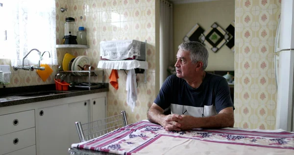 Hombre Mayor Pensativo Sentado Mesa Cocina Persona Mayor Mediana Edad — Foto de Stock