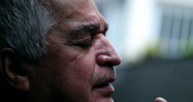 Bunalımda olan yaşlı adam umut ve inançla gökyüzüne bakıyor.