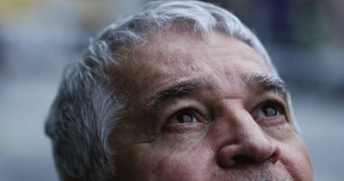 Yaşlı adamın gözleri dalgın dalgın gökyüzüne bakıyor. son sınıf kapanış gözü