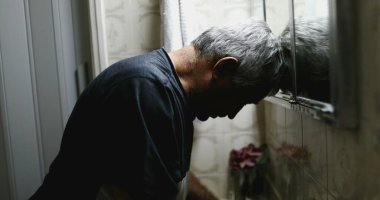 Yaşlı adam kederli, umutsuz zamanlarda depresyonda.