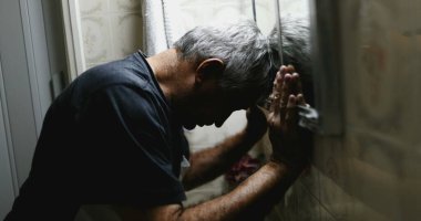 Yaşlı adam kederli, umutsuz zamanlarda depresyonda.