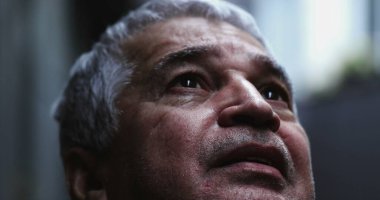 Yaşlı adam gökyüzüne umutla ve inançla bakıyor.