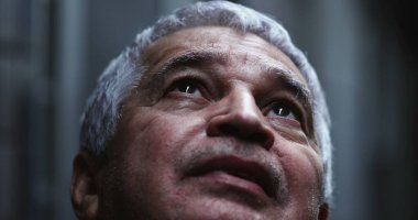 Yaşlı adam gökyüzüne umutla ve inançla bakıyor.