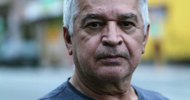 Kameraya bakan yaşlı bir adam, dışarıda orta yaşlı bir portre.