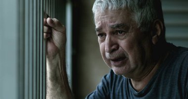 Psikolojik acı çeken yaşlı bir adam. Stresli son sınıf ağlaması.